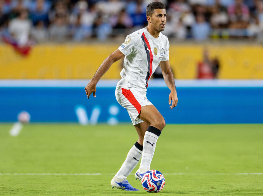 Rodri controlling the ball for Manchester City amid Real Madrid transfer 2025 rumors