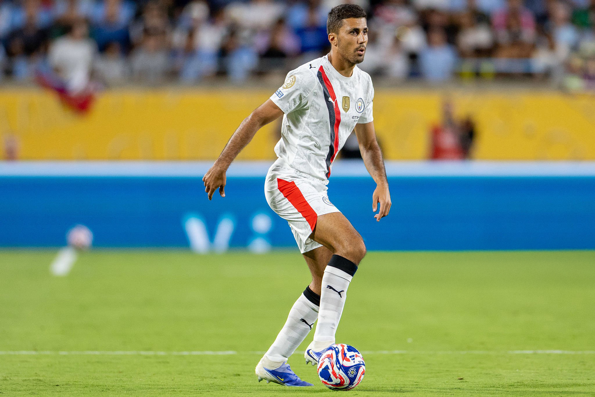 Rodri controlling the ball for Manchester City amid Real Madrid transfer 2025 rumors

